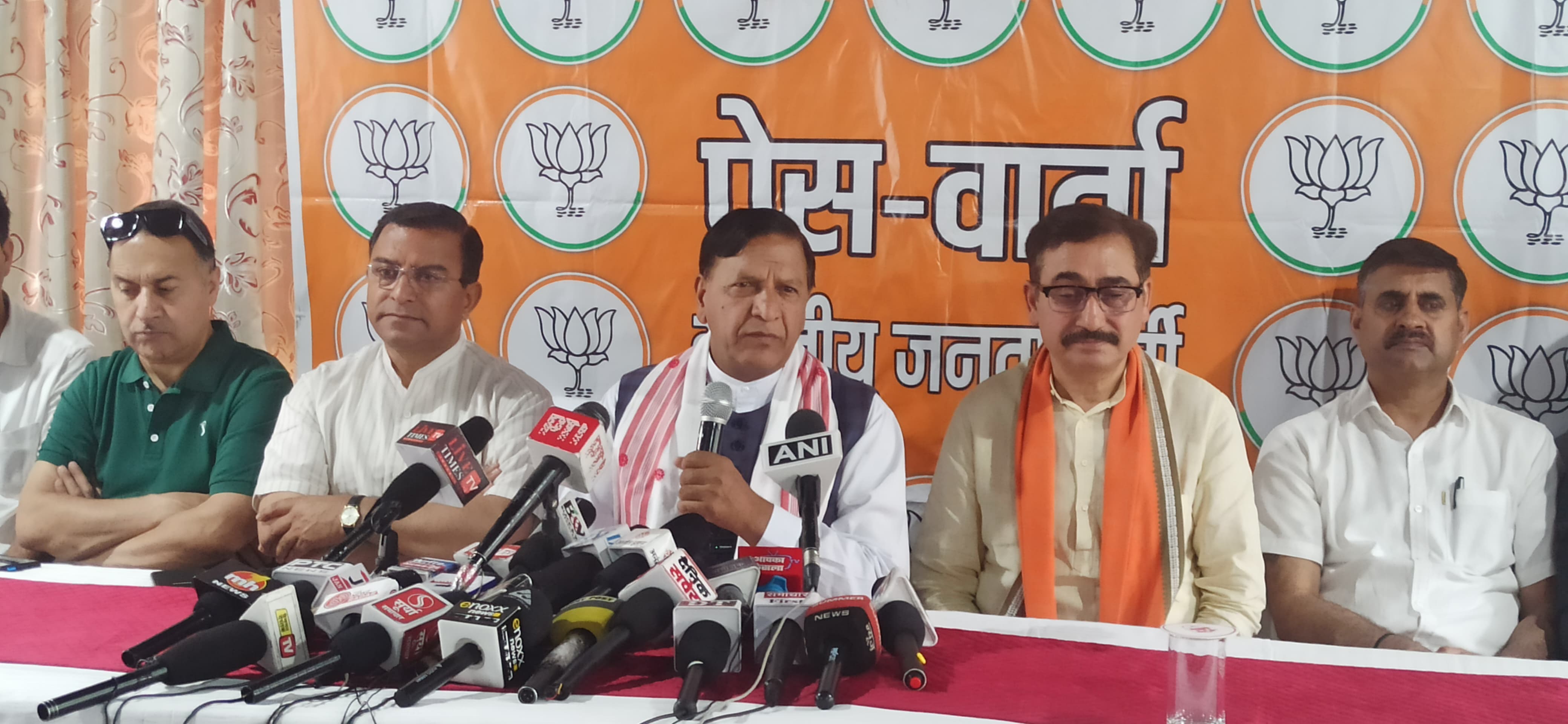 पत्रकार वार्ता के दौरान भाजपा प्रदेश अध्यक्ष और अन्य। पत्रकार वार्ता के दौरान भाजपा प्रदेश अध्यक्ष और अन्य।
