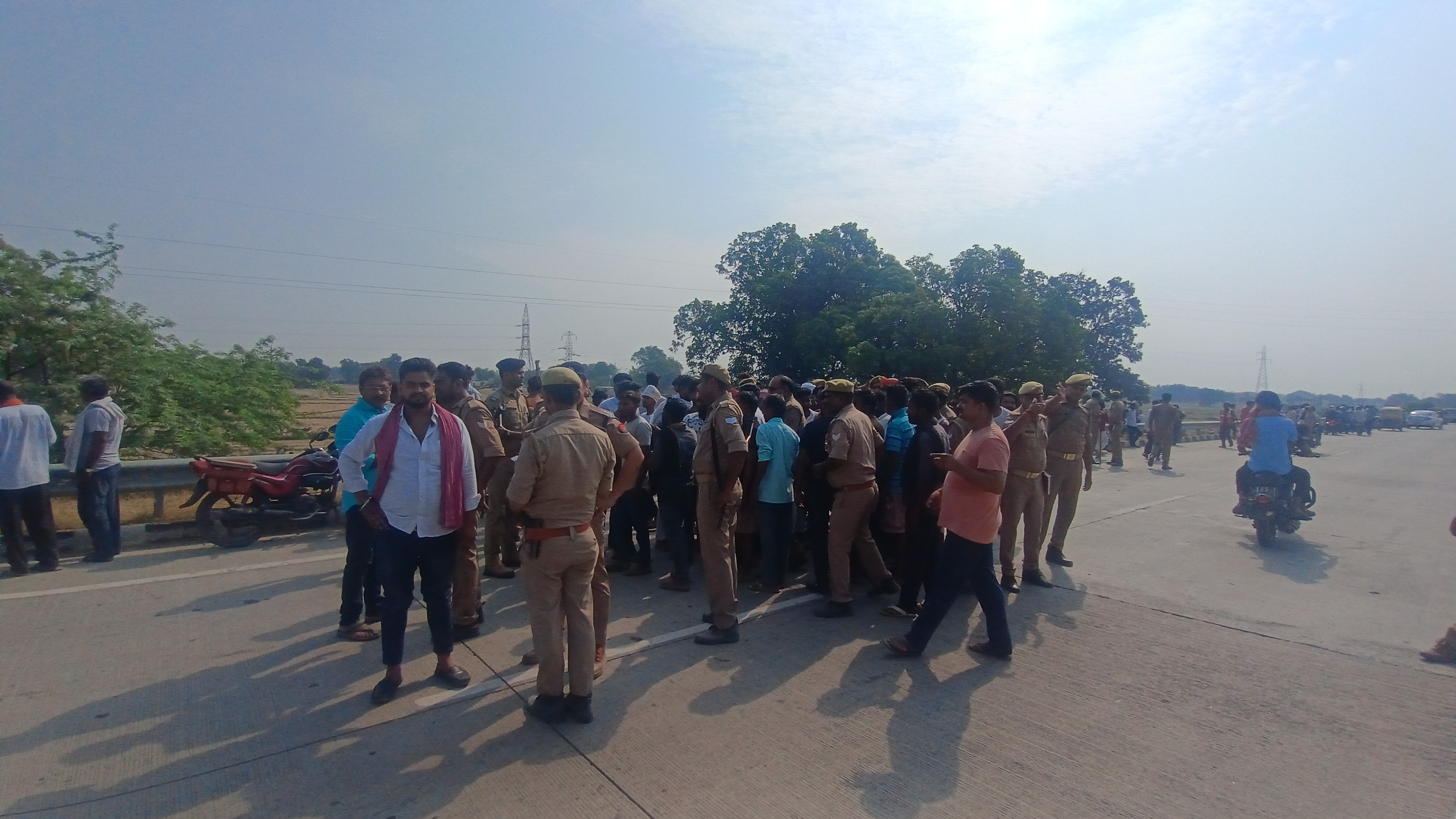 हाइवे जाम करते लोग हाइवे जाम करते लोग