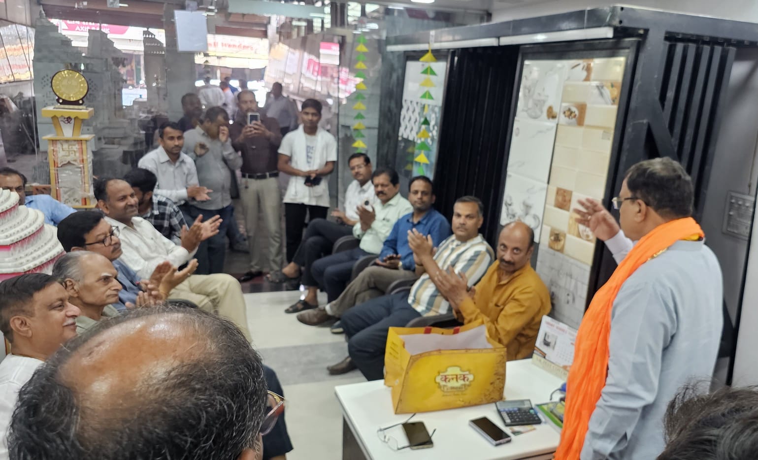 कार्यकर्ताओं को संबोधित करते अध्यक्ष प्रकाश पाल
