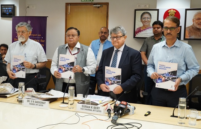 नीति आयोग की रिपोर्ट जारी करते उपाध्यक्ष सुमन बेरी और अन्य नीति आयोग की रिपोर्ट जारी करते उपाध्यक्ष सुमन बेरी और अन्य