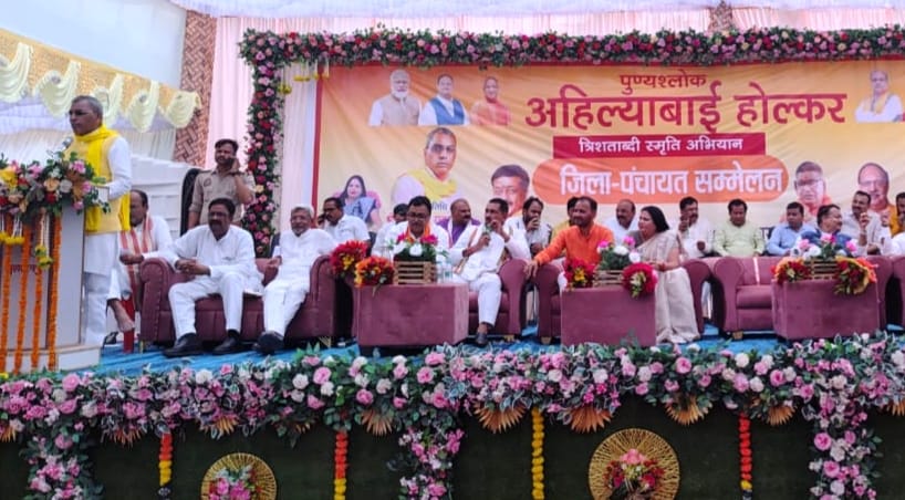 मंचसीन ओम प्रकाश राज भर मंचसीन ओम प्रकाश राज भर