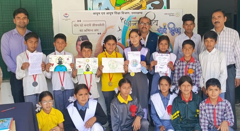 नेल कुडाव में आयोजित प्रतियोगिता के विजेता पुरस्कार के साथ। नेल कुडाव में आयोजित प्रतियोगिता के विजेता पुरस्कार के साथ।