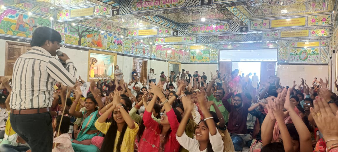राधा-कृष्ण मंदिर में भजनों की धुन पर झूमते श्रद्धालू राधा-कृष्ण मंदिर में भजनों की धुन पर झूमते श्रद्धालू