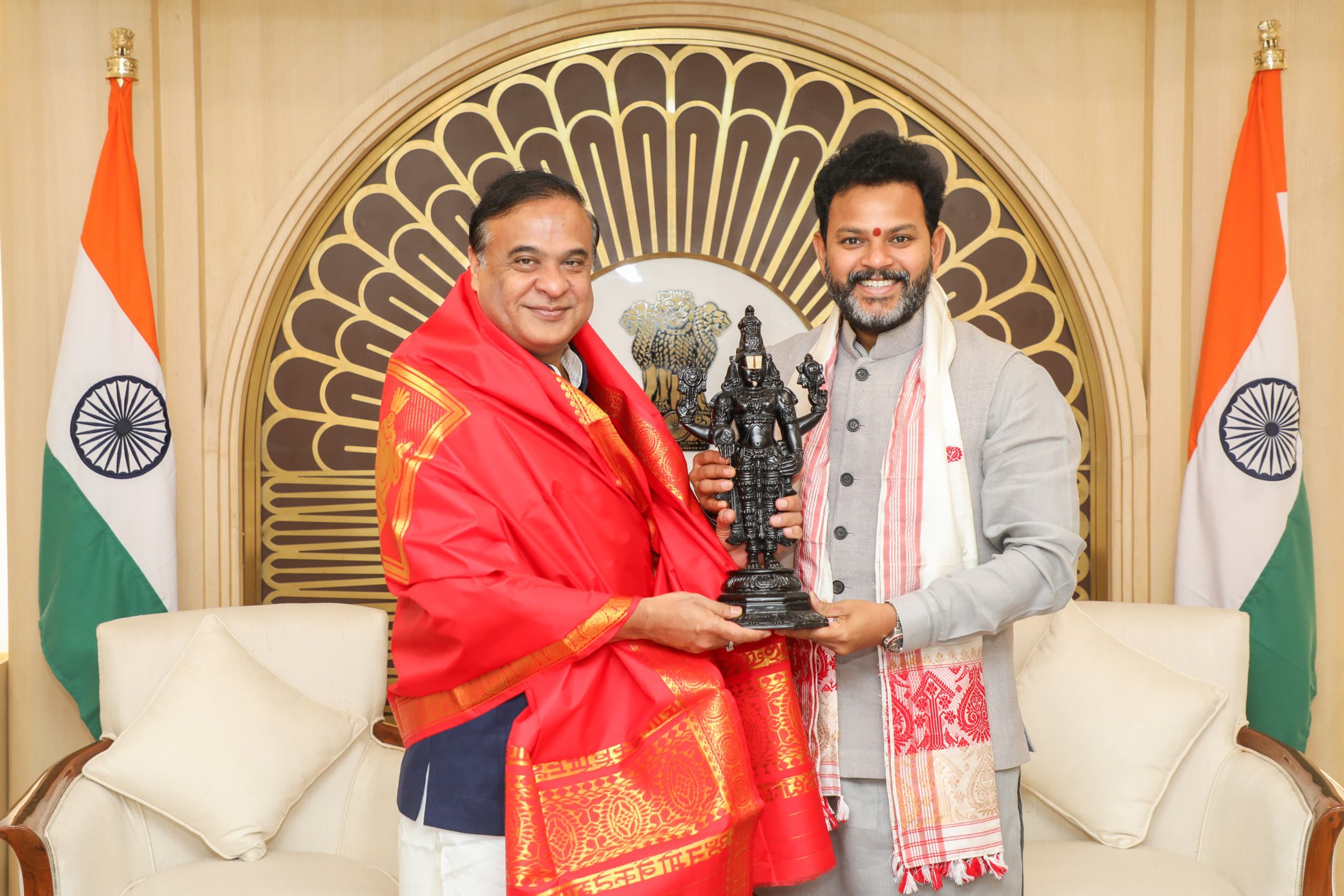 असम के मुख्यमंत्री डॉ. हिमंत बिस्व सरमा नागरिक उड्डयन मंत्री राम मोहन नायडू किन्जारापु के साथ। असम के मुख्यमंत्री डॉ. हिमंत बिस्व सरमा नागरिक उड्डयन मंत्री राम मोहन नायडू किन्जारापु के साथ।