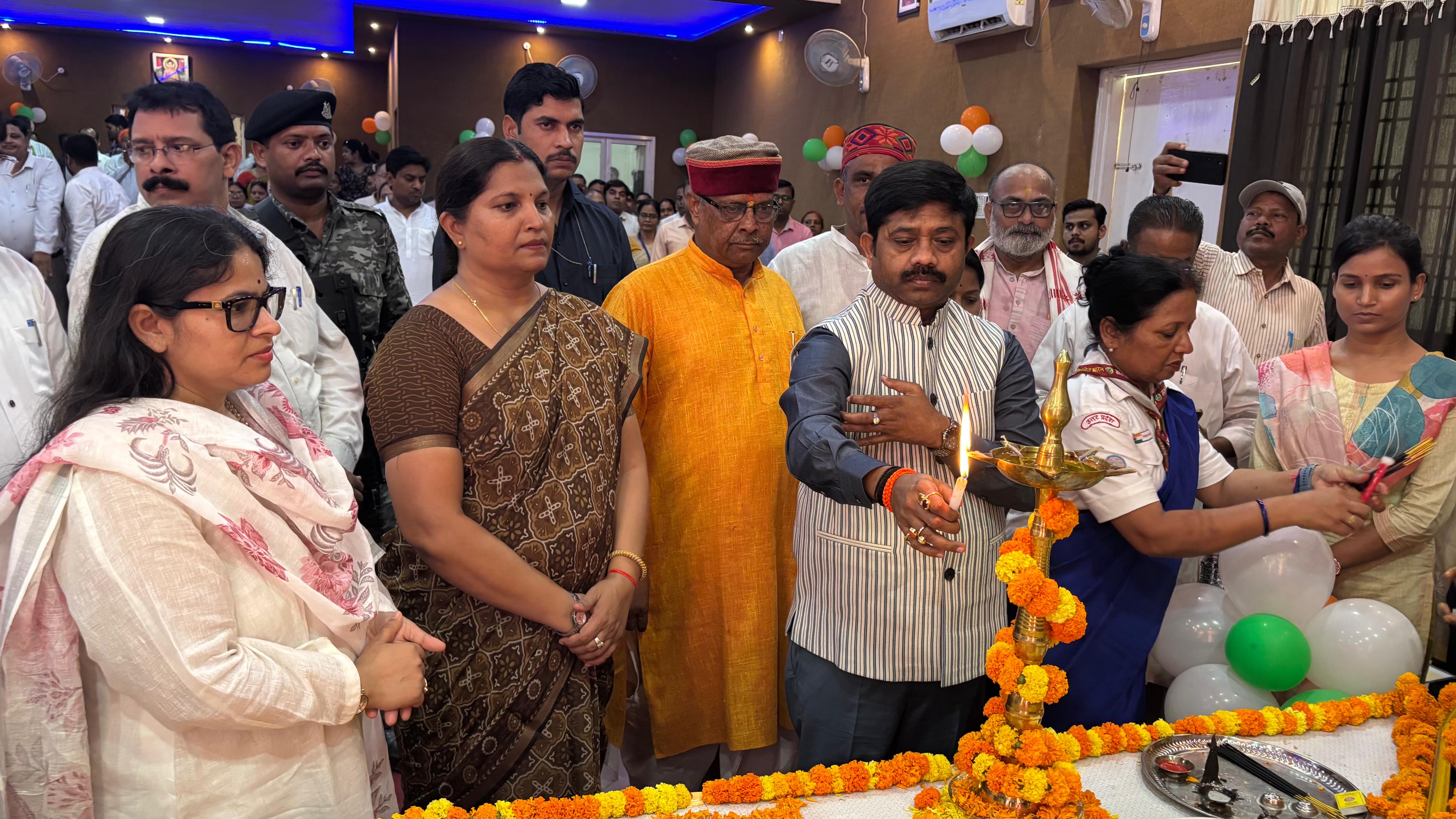 दीप प्रज्वलित कर कार्यक्रम का शुभारंभ करते जिले के प्रभारी मंत्री नंद गोपाल नंदी व अन्य। दीप प्रज्वलित कर कार्यक्रम का शुभारंभ करते जिले के प्रभारी मंत्री नंद गोपाल नंदी व अन्य।