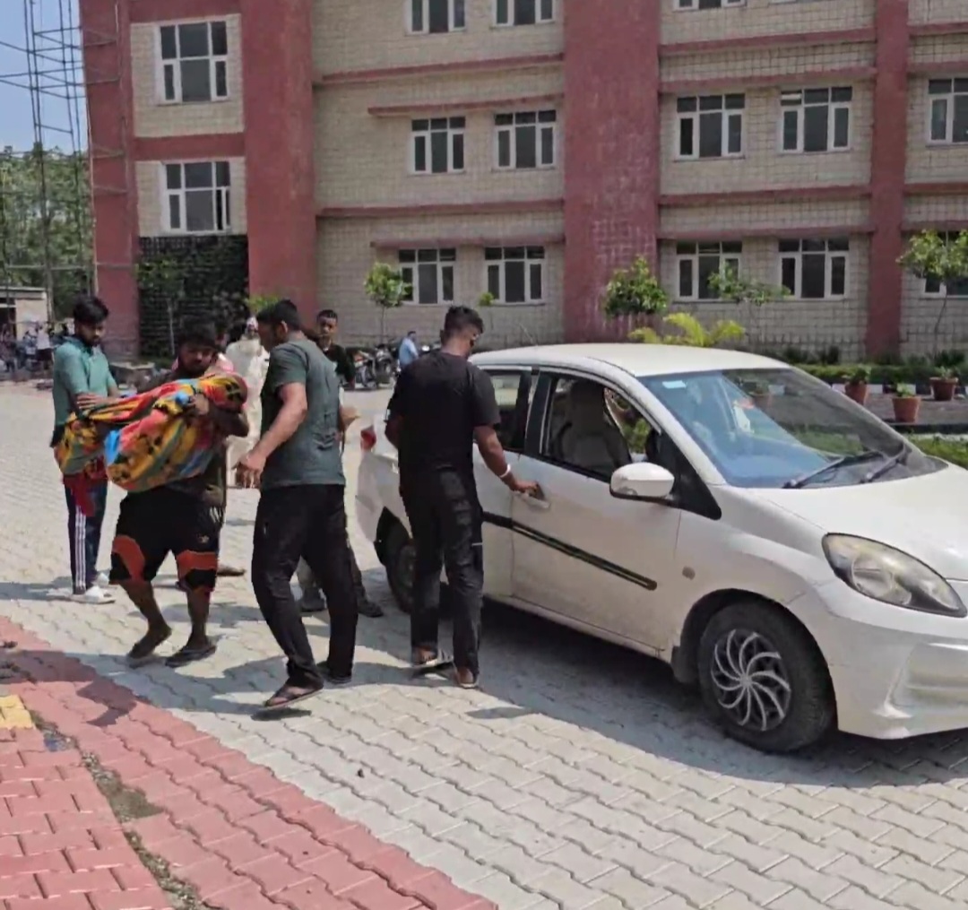 अनिकेत के शव का पोस्टमार्टम कराने पहुंचे परिजन अनिकेत के शव का पोस्टमार्टम कराने पहुंचे परिजन