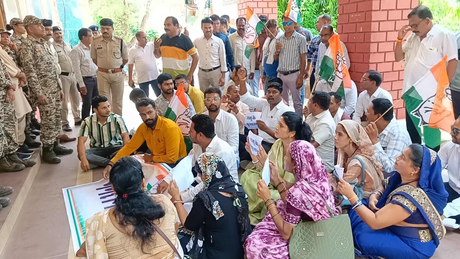 निगम कार्यालय के मुख्य द्वार पर बैठकर प्रदर्शन करते कांग्रेस कार्यकर्ता। निगम कार्यालय के मुख्य द्वार पर बैठकर प्रदर्शन करते कांग्रेस कार्यकर्ता।