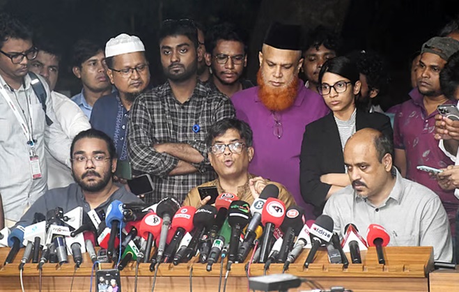 ढाका में 25 मई की रात स्टेट गेस्ट हाउस जमुना के सामने मुख्य सलाहकार के प्रेस सचिव शफीकुल आलम संवाददाता सम्मेलन में। ढाका में 25 मई की रात स्टेट गेस्ट हाउस जमुना के सामने मुख्य सलाहकार के प्रेस सचिव शफीकुल आलम संवाददाता सम्मेलन में।