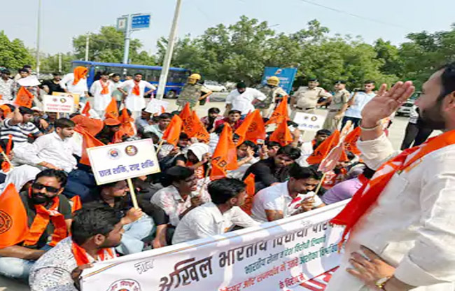 सोनीपत: अखिल भारतीय विद्यार्थी परिषद सदस्य विश्वविद्यालय परिसर में प्रदर्शन करते हुए। सोनीपत: अखिल भारतीय विद्यार्थी परिषद सदस्य विश्वविद्यालय परिसर में प्रदर्शन करते हुए।