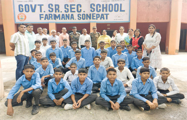 सोनीपत:चयनित विद्यार्थियों के साथ एन सी सी बटालियन के अधिकारी व शिक्षक सोनीपत:चयनित विद्यार्थियों के साथ एन सी सी बटालियन के अधिकारी व शिक्षक