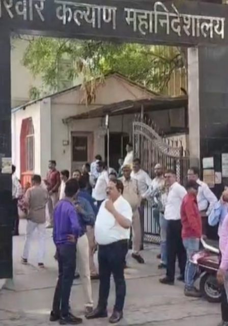 उप्र परिवार कल्याण महानिदेशालय के कर्मचारियों का निकाला बाहर उप्र परिवार कल्याण महानिदेशालय के कर्मचारियों का निकाला बाहर