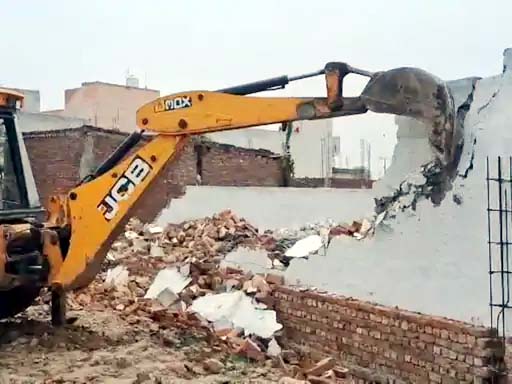 अवैध निर्माण को तोड़ती जेसीबी। अवैध निर्माण को तोड़ती जेसीबी।