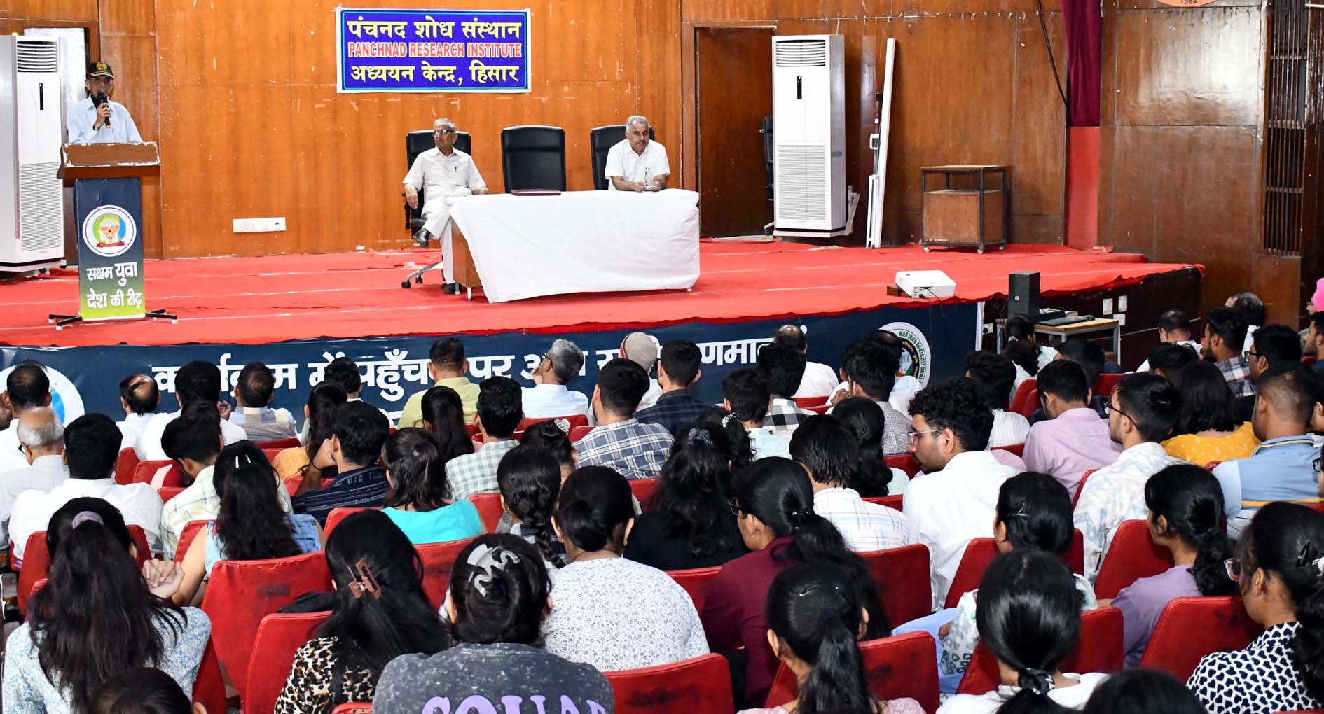 गोष्ठी को संबोधित करते कर्नल एसके कुंडू।