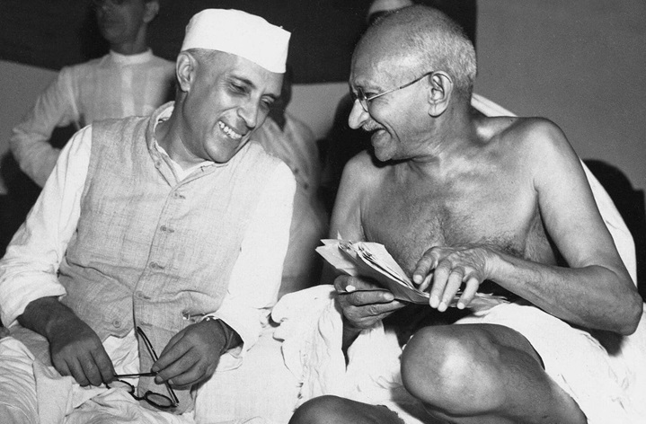 पंडित जवाहर लाल नेहरू और महात्मा गांधी। फोटो-फाइल पंडित जवाहर लाल नेहरू और महात्मा गांधी। फोटो-फाइल