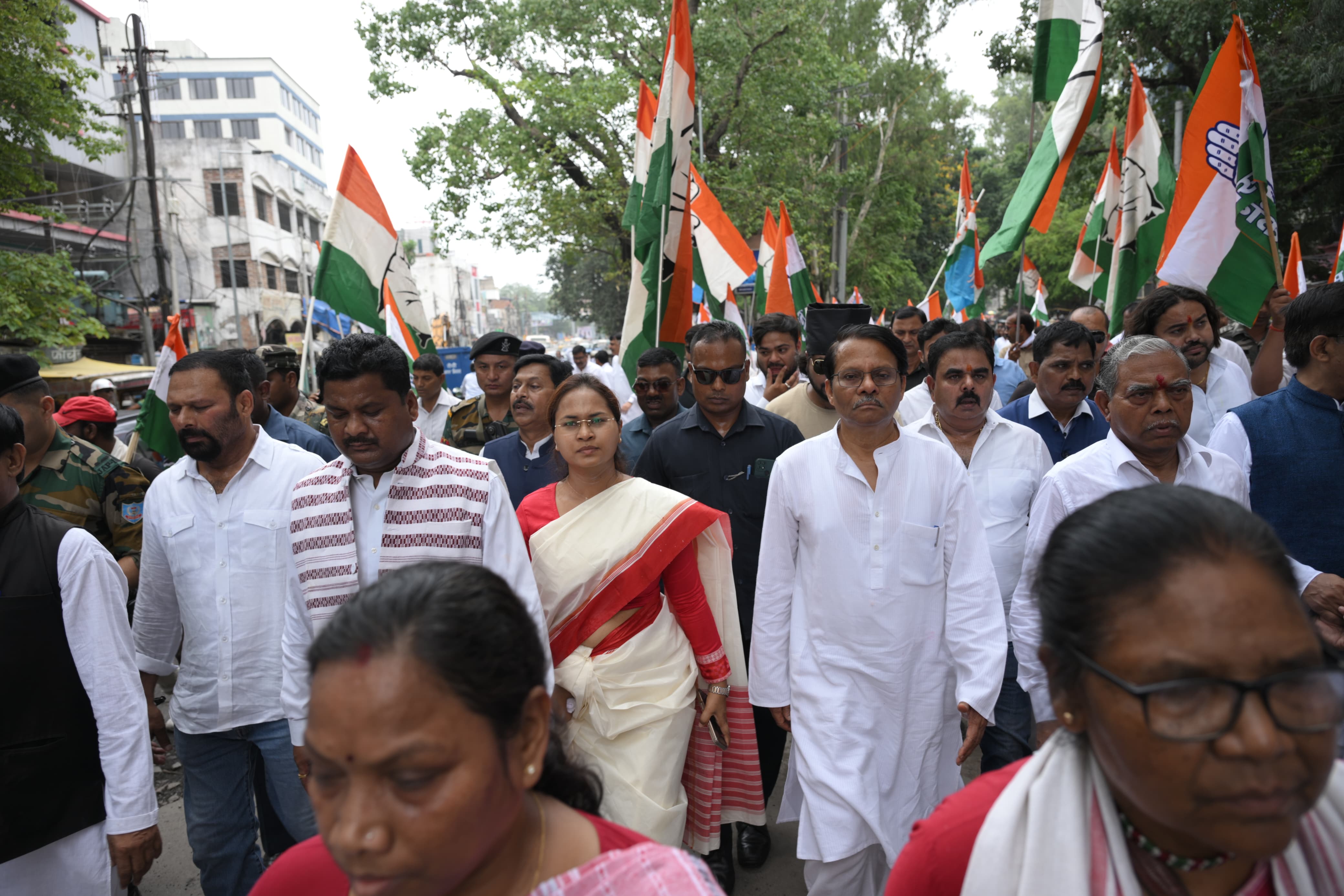 धरना स्थल पर पहुंचते कांग्रेस के नेताओं की तस्वीर धरना स्थल पर पहुंचते कांग्रेस के नेताओं की तस्वीर