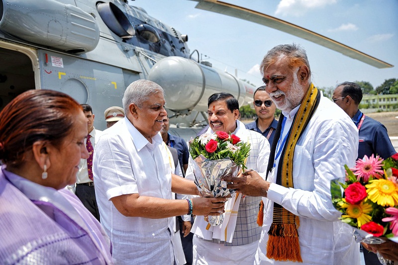 नरसिंहपुर हैलीपेड पहुंचे उपराष्ट्रपति का हुआ भव्य स्वागत नरसिंहपुर हैलीपेड पहुंचे उपराष्ट्रपति का हुआ भव्य स्वागत