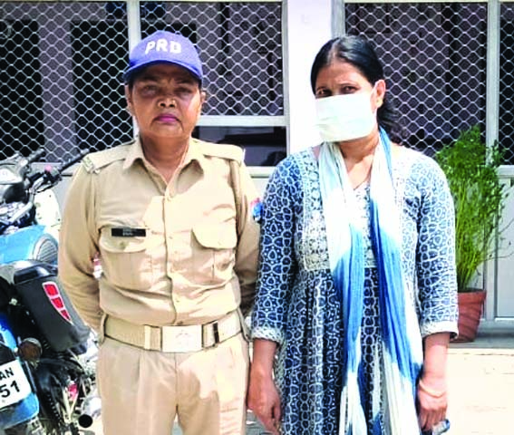पुलिस गिरफ्त में आरोपित पुलिस गिरफ्त में आरोपित