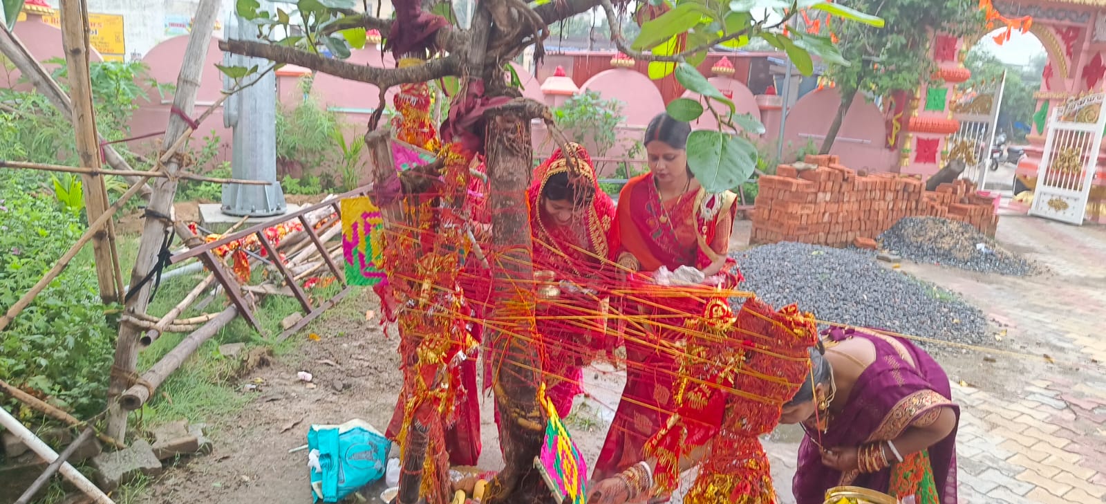 पूजा अर्चना करते हुए महिलाएं पूजा अर्चना करते हुए महिलाएं