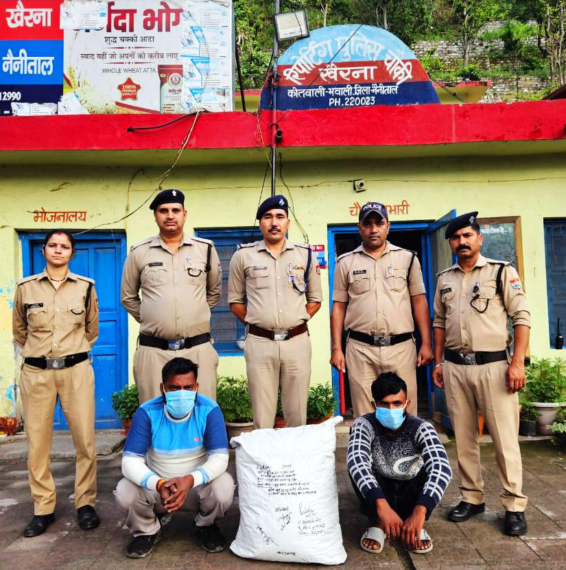 पुलिस की गिरफ्त में गांजे के साथ आरोपित। पुलिस की गिरफ्त में गांजे के साथ आरोपित।