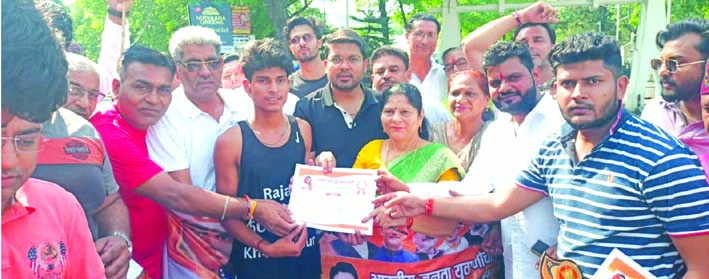 दौड़ की समाप्ति पर सम्मानित करते हुए दौड़ की समाप्ति पर सम्मानित करते हुए