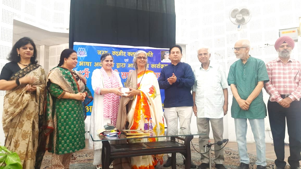 कार्यक्रम में भाग लेते हुए अतिथिगण््् कार्यक्रम में भाग लेते हुए अतिथिगण्््