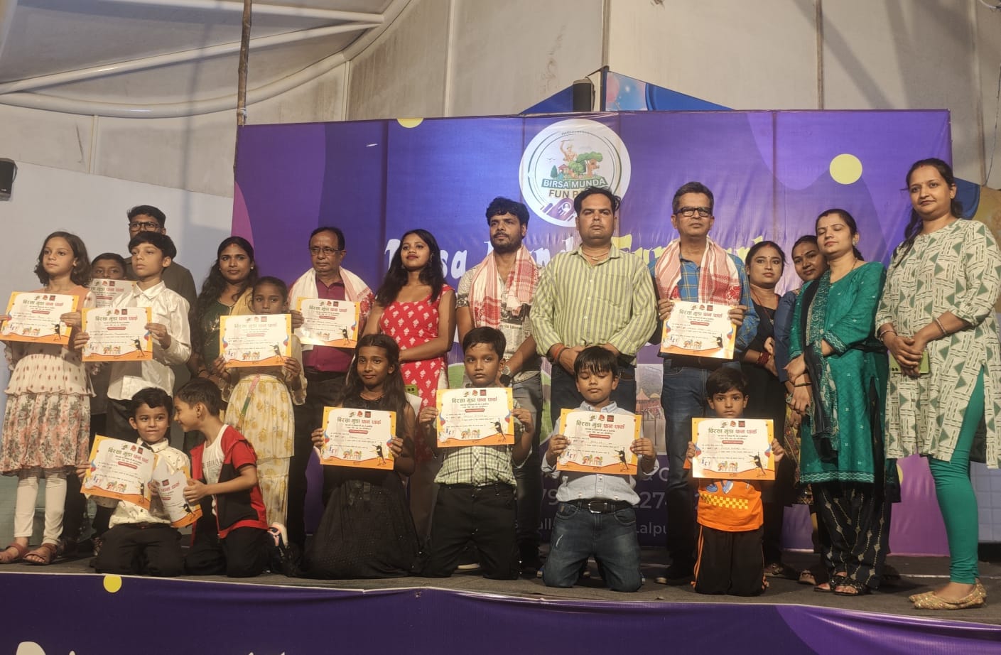 डांस-वांस के कार्यक्रम में प्रस्तुती देते बच्चे डांस-वांस के कार्यक्रम में प्रस्तुती देते बच्चे
