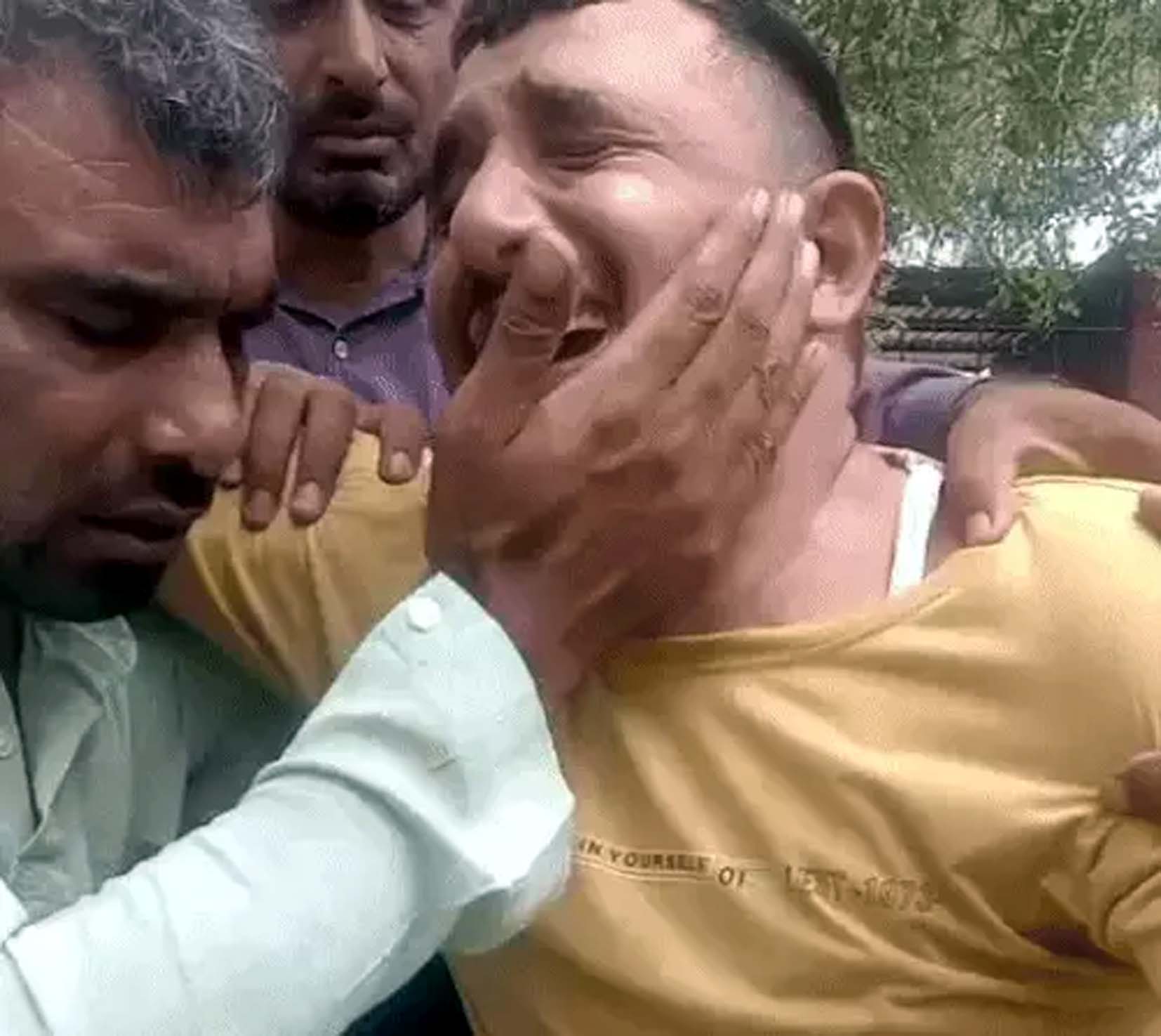 बेटे के मौत के बाद विलाप करता उसका पिता व उसके संभालते परिजन। बेटे के मौत के बाद विलाप करता उसका पिता व उसके संभालते परिजन।