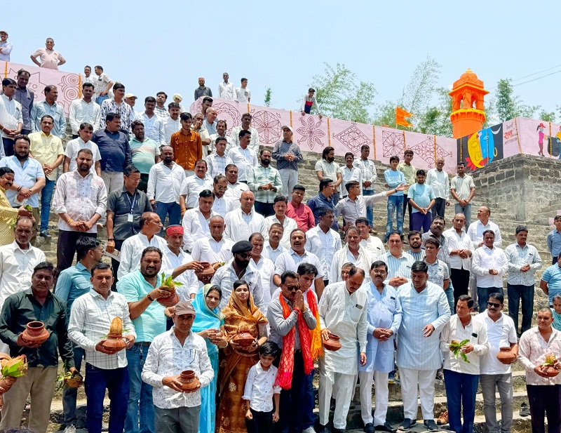 इंदौरः मंत्री सिलावट ने ऐतिहासिक अहिल्या कुण्ड में हुए जीर्णोद्धार कार्यों का किया लोकार्पण इंदौरः मंत्री सिलावट ने ऐतिहासिक अहिल्या कुण्ड में हुए जीर्णोद्धार कार्यों का किया लोकार्पण