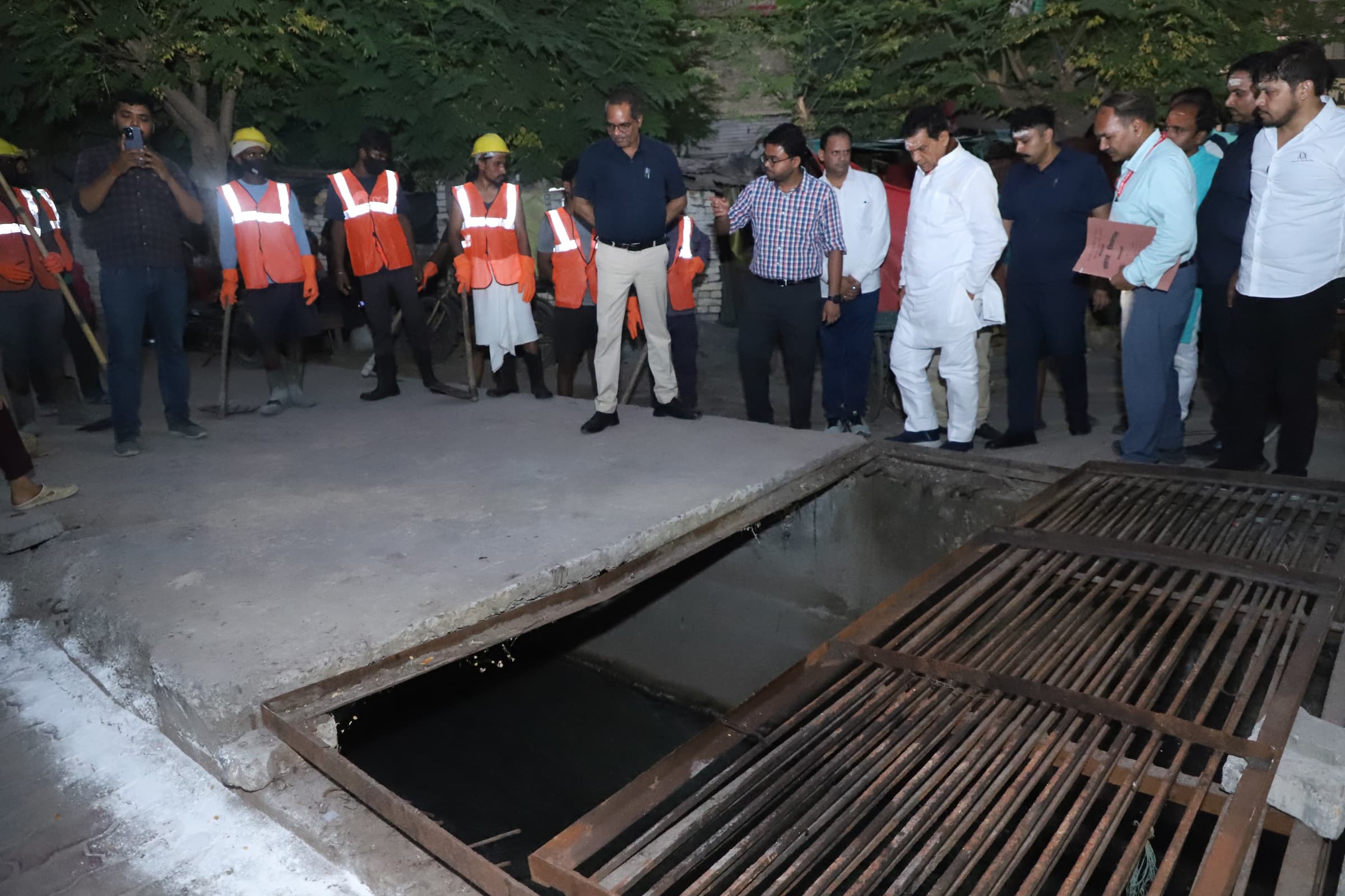 उर्जा मंत्री नाला का निरीक्षण करते हुए उर्जा मंत्री नाला का निरीक्षण करते हुए