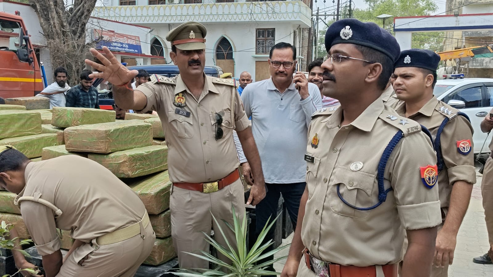 3 करोड़ का अवैध गांजा व तस्कर गिरफ्तार 3 करोड़ का अवैध गांजा व तस्कर गिरफ्तार