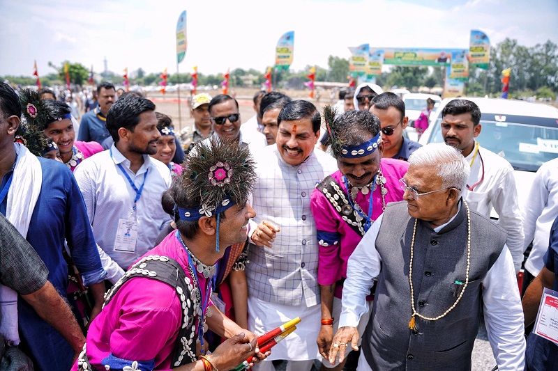 नरसिंहपुर हैलीपेड पहुंचे उपराष्ट्रपति का हुआ भव्य स्वागत नरसिंहपुर हैलीपेड पहुंचे उपराष्ट्रपति का हुआ भव्य स्वागत