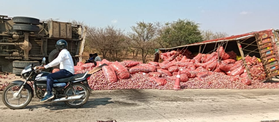 राजापुर पेट्रोल पंप के सामने पलटे ट्रक।