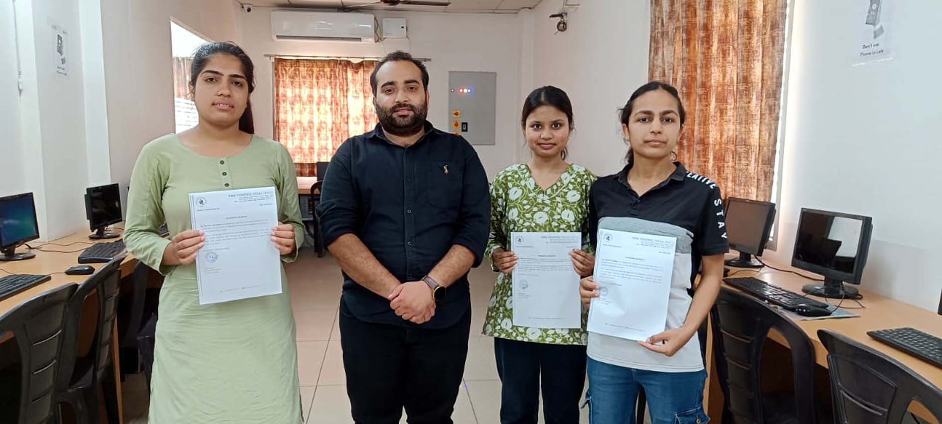 इंटर्नशिप पूर्ण करने वाली छात्राएं अपने प्रमाण पत्रों के साथ।