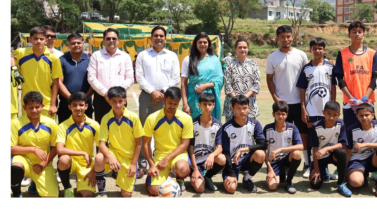 खिलाड़ियों के साथ उपायुक्त और अन्य। खिलाड़ियों के साथ उपायुक्त और अन्य।