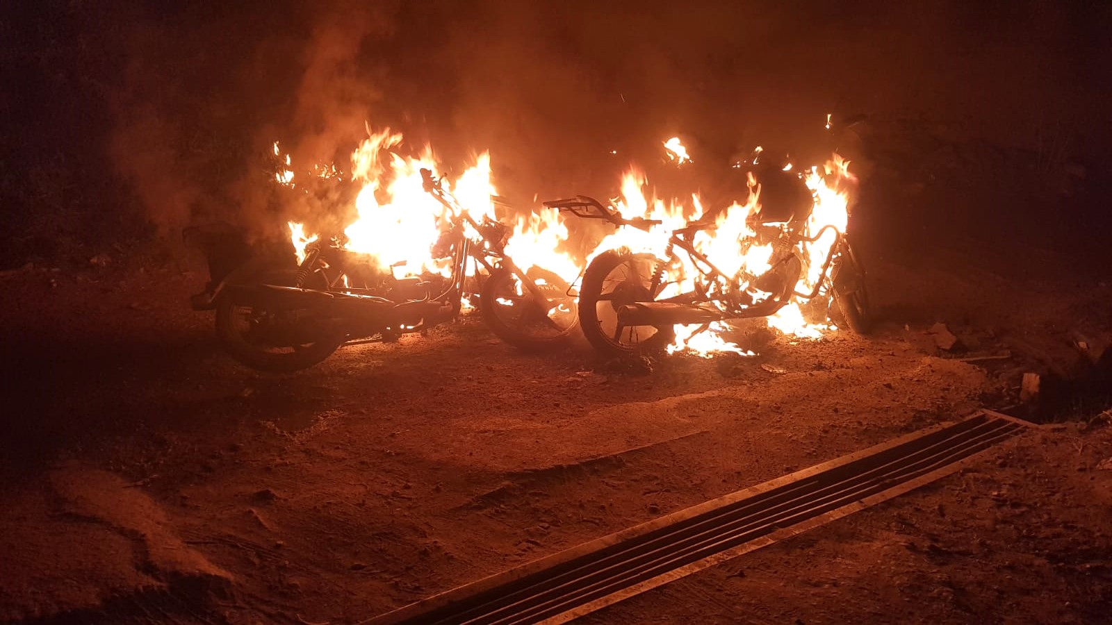 जबरकिया में हनुमानजी के दर्शन करने आई युवती से छेड़छाड़ की कोशिश, ग्रामीणों ने की पिटाई और बाइक को लगाई आग 1 जबरकिया में हनुमानजी के दर्शन करने आई युवती से छेड़छाड़ की कोशिश, ग्रामीणों ने की पिटाई और बाइक को लगाई आग 1