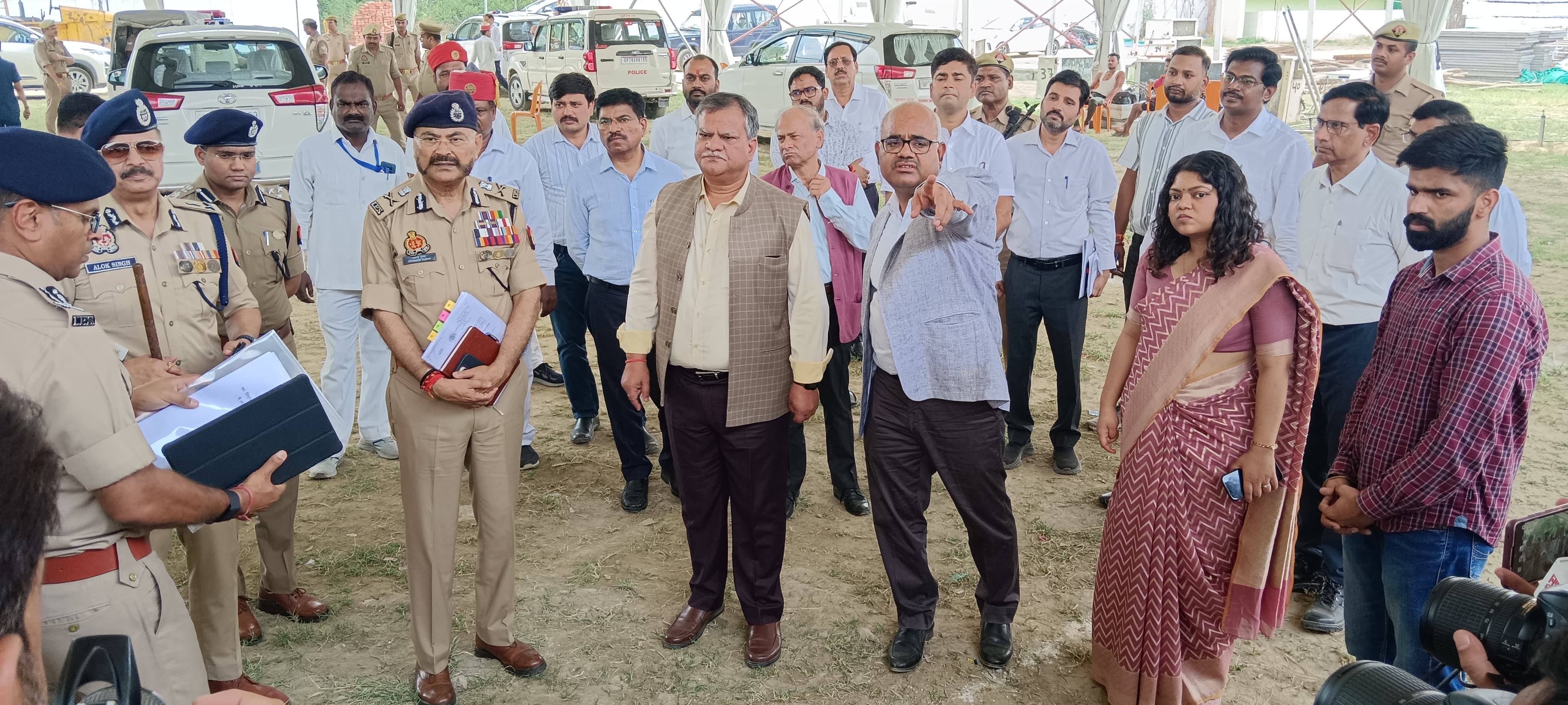 जनसभा स्थल का जायजा लेते डीजीपी प्रशांत कुमार और मुख्य सचिव मनोज कुमार सिंह व अन्य जनसभा स्थल का जायजा लेते डीजीपी प्रशांत कुमार और मुख्य सचिव मनोज कुमार सिंह व अन्य