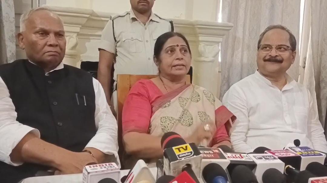 संबोधित करती रेणु कुशवाहा