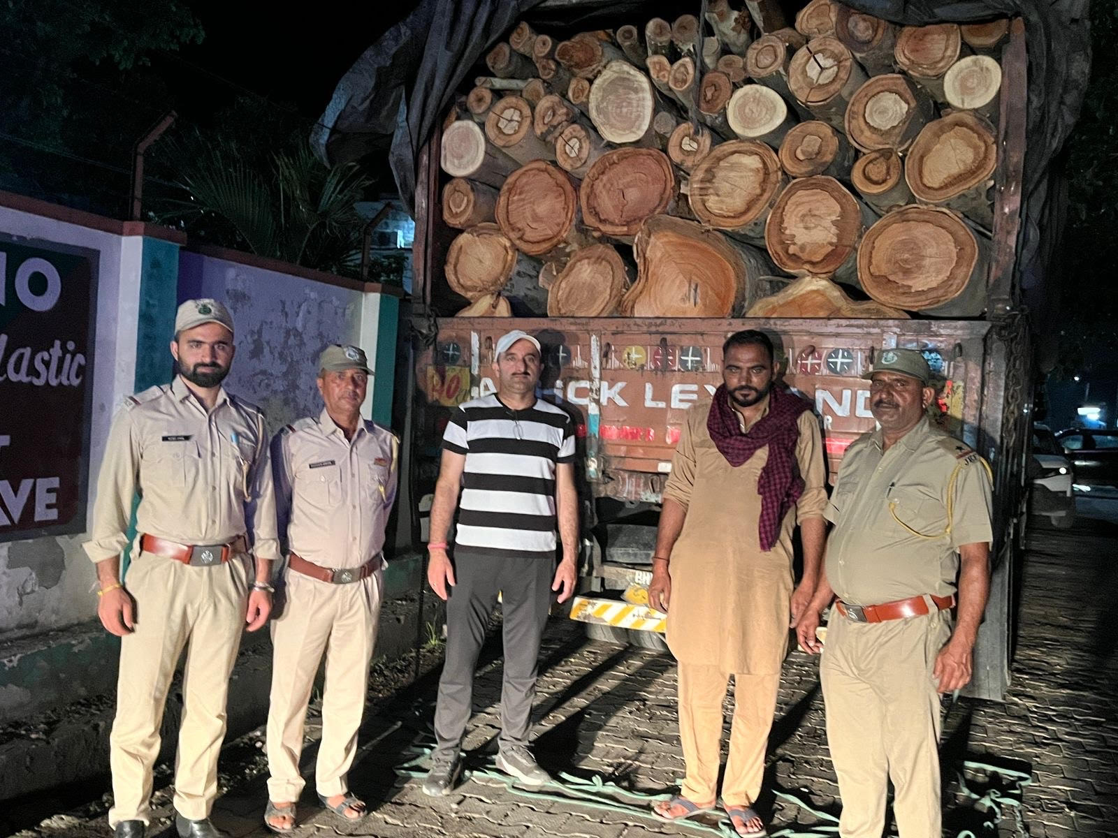 Wood smuggling attempt failed, two trucks full of wood going out of the state seized Wood smuggling attempt failed, two trucks full of wood going out of the state seized