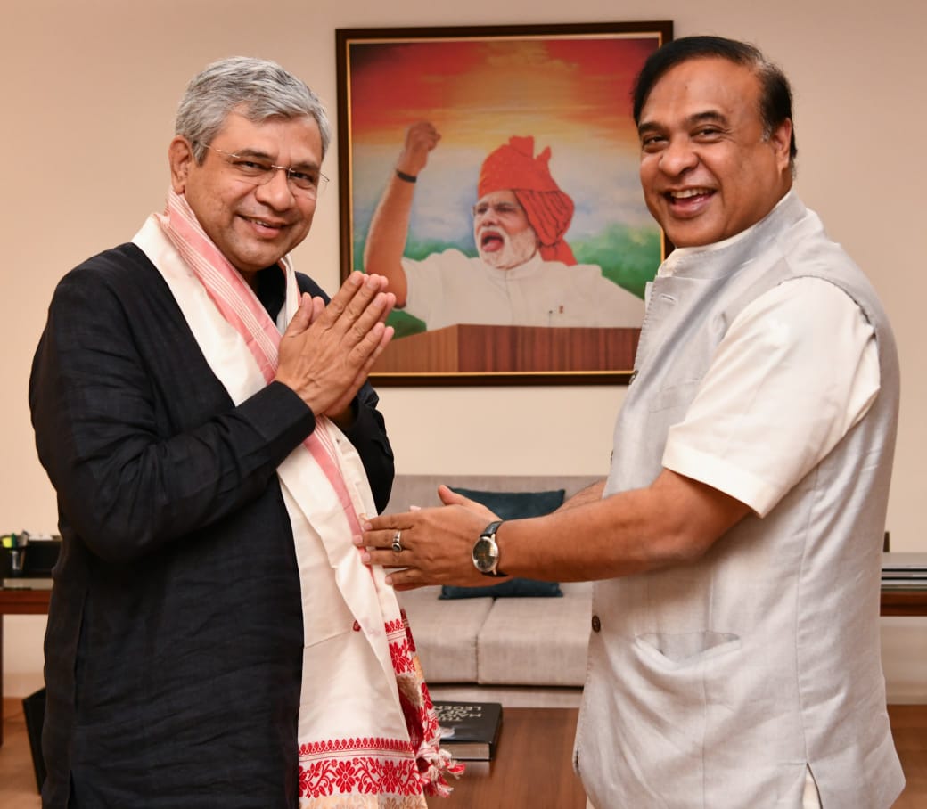 असम के मुख्यमंत्री डॉ. हिमंत बिस्व सरमा मंगलवार को नई दिल्ली स्थित रेल भवन में केंद्रीय रेल मंत्री अश्विनी वैष्णव से मुलाकात के दौरान। असम के मुख्यमंत्री डॉ. हिमंत बिस्व सरमा मंगलवार को नई दिल्ली स्थित रेल भवन में केंद्रीय रेल मंत्री अश्विनी वैष्णव से मुलाकात के दौरान।