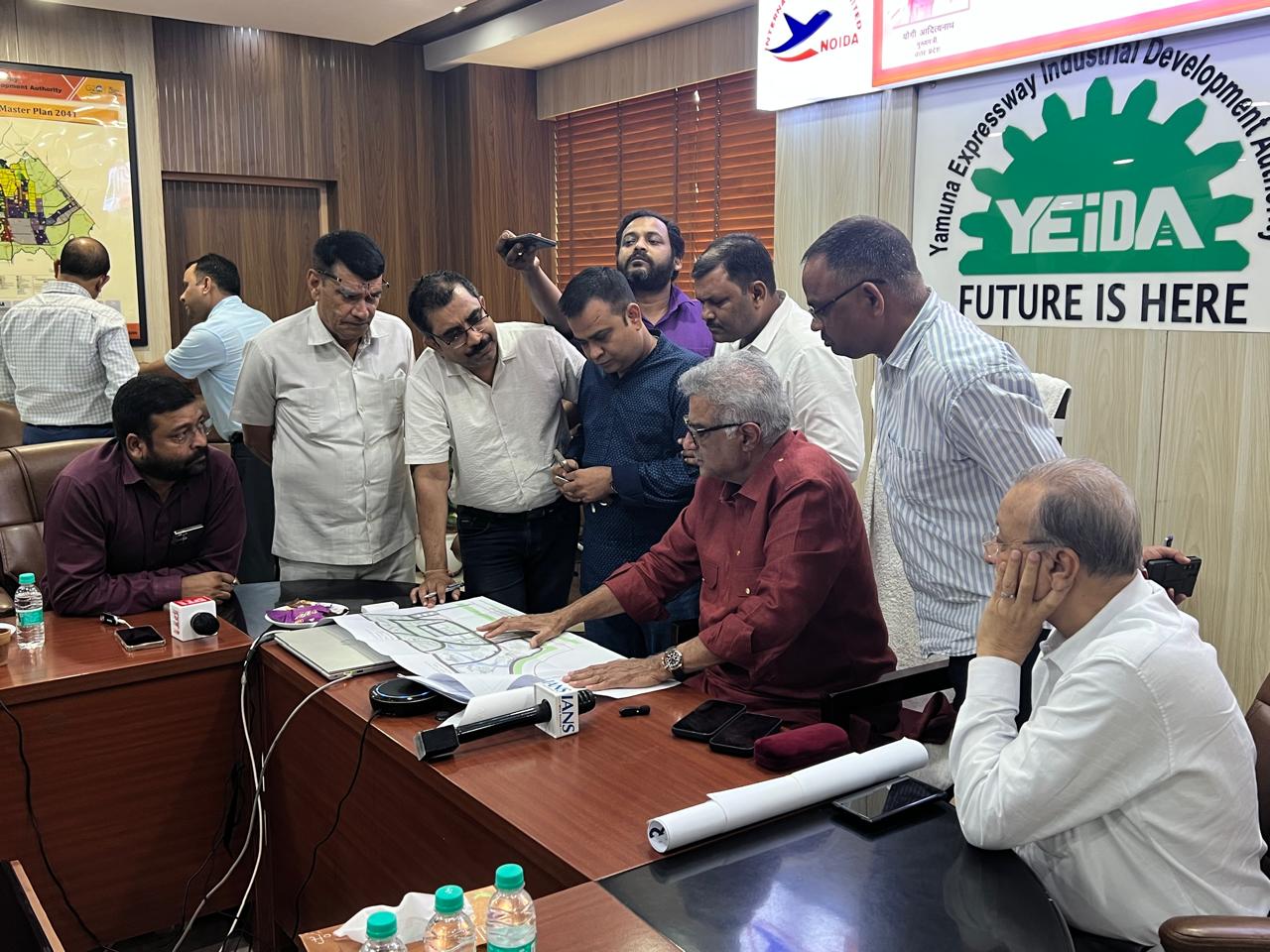 ले आउट सबमिट करते बोनी कपूर ले आउट सबमिट करते बोनी कपूर
