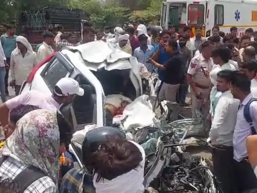 हादसे के बाद मौके पर एकत्र लोग। हादसे के बाद मौके पर एकत्र लोग।