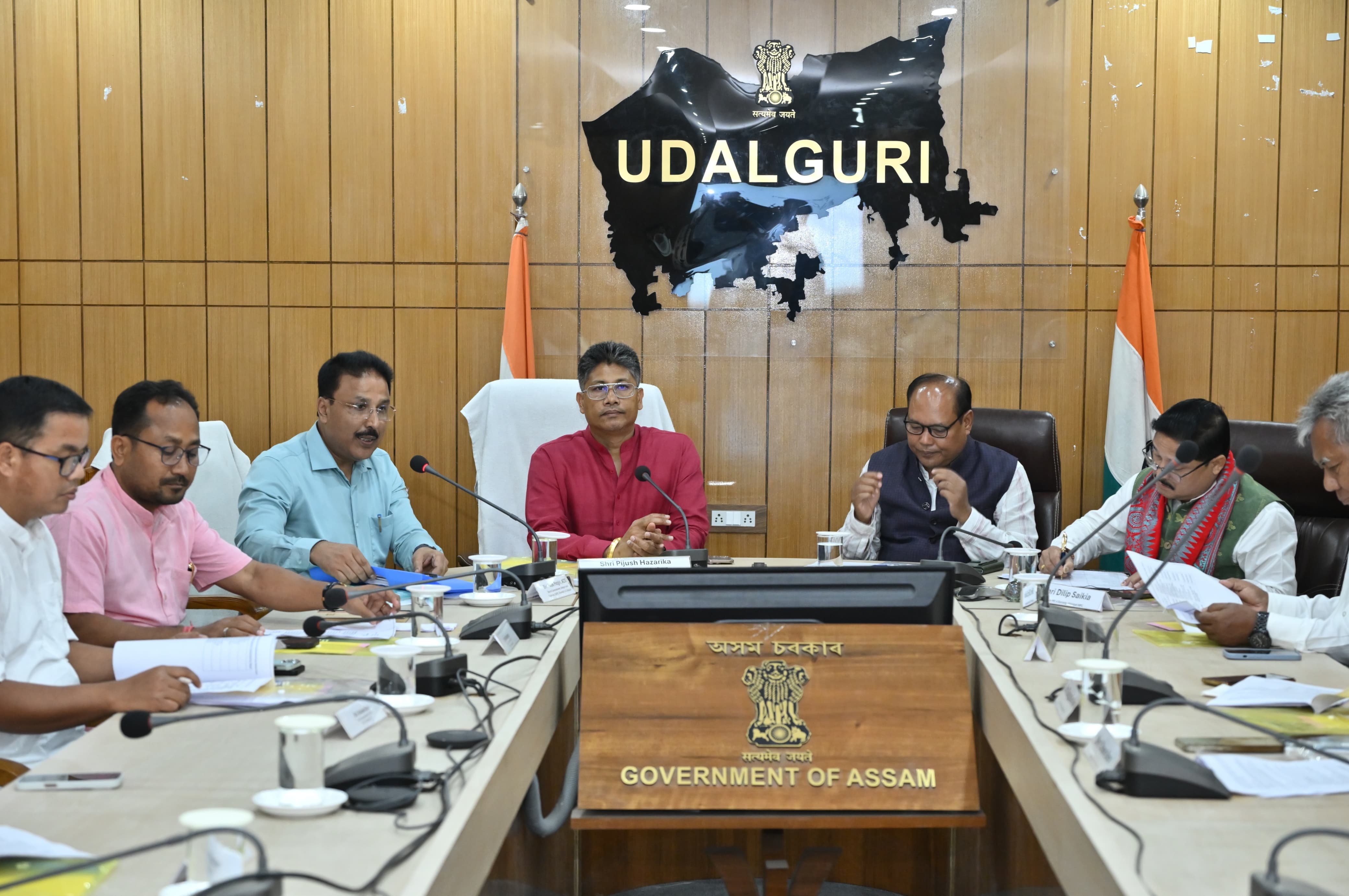 मंत्री पियूष हजारिका उदालगुड़ी में अरुणोदय लाभार्थी चयन के लिए डीएलएमसी बैठक की अध्यक्षता करते हुए। मंत्री पियूष हजारिका उदालगुड़ी में अरुणोदय लाभार्थी चयन के लिए डीएलएमसी बैठक की अध्यक्षता करते हुए।