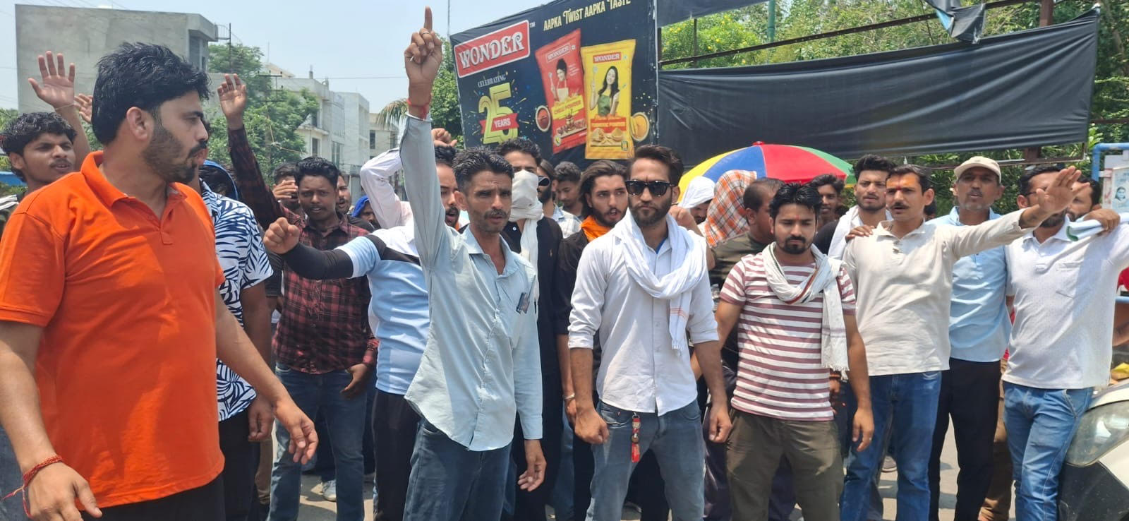 Hindu organizations protested against cow smugglers and drug smugglers, demanded strict laws Hindu organizations protested against cow smugglers and drug smugglers, demanded strict laws
