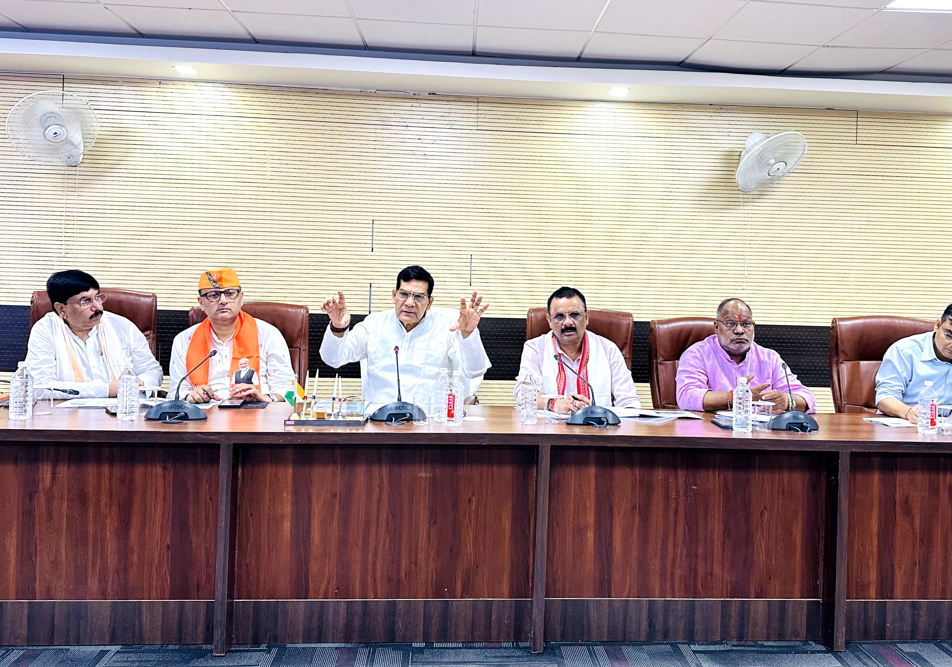 मंत्री की समीक्षा बैठक