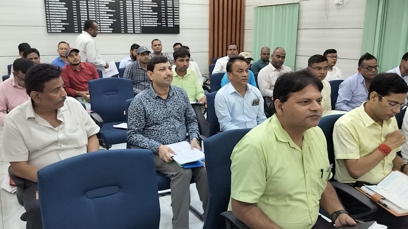 बैठक करते डीएम
