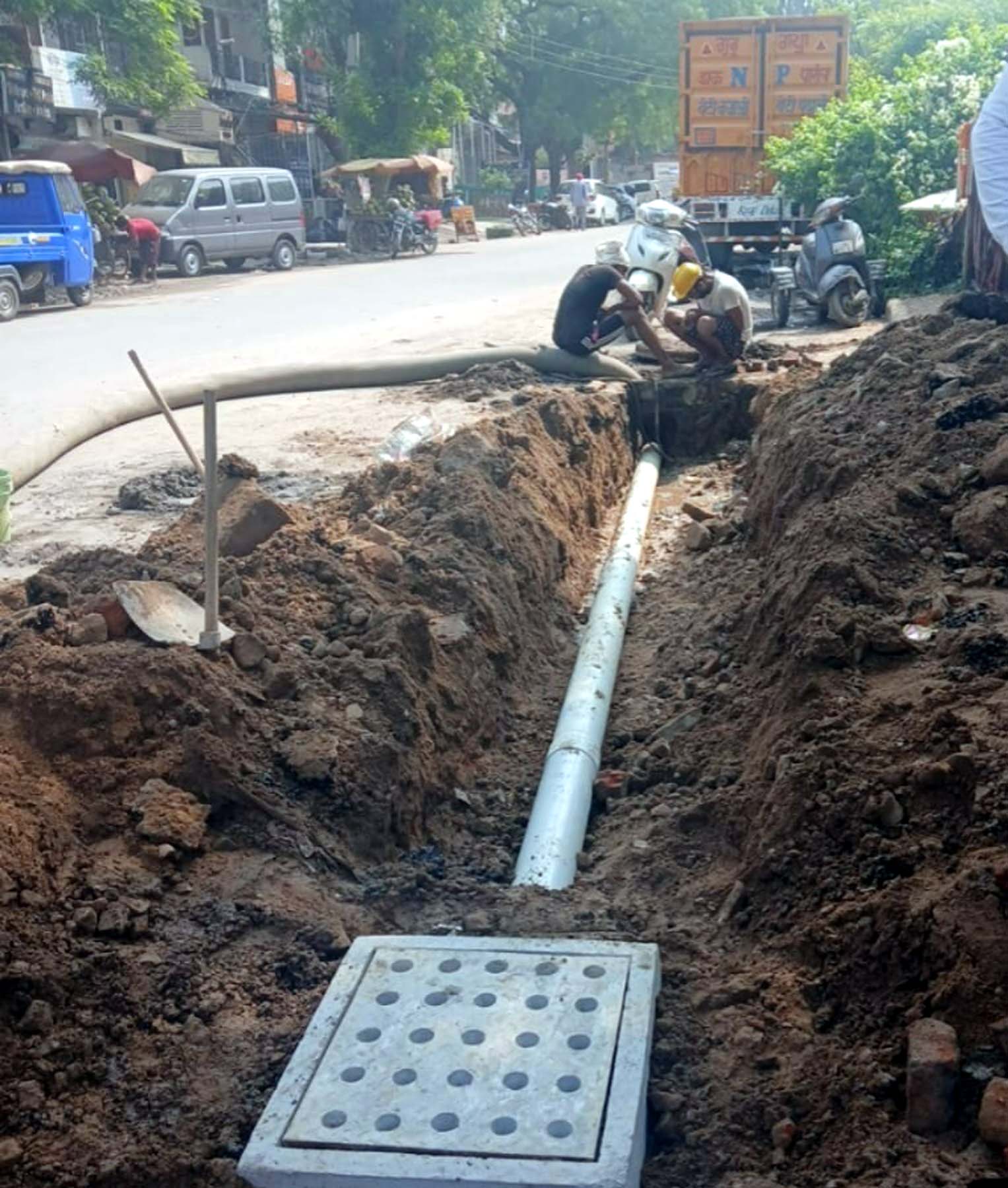 गुरुग्राम में जलभराव की समस्या के समाधान के लिए काम करते कर्मचारी। गुरुग्राम में जलभराव की समस्या के समाधान के लिए काम करते कर्मचारी।