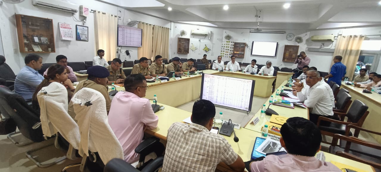 कमिश्नरी सभागार में मंडलायुक्त आंजनेय कुमार सिंह की अध्यक्षता में विकास कार्याे की मंडलीय समीक्षा बैठक संपन्न कमिश्नरी सभागार में मंडलायुक्त आंजनेय कुमार सिंह की अध्यक्षता में विकास कार्याे की मंडलीय समीक्षा बैठक संपन्न