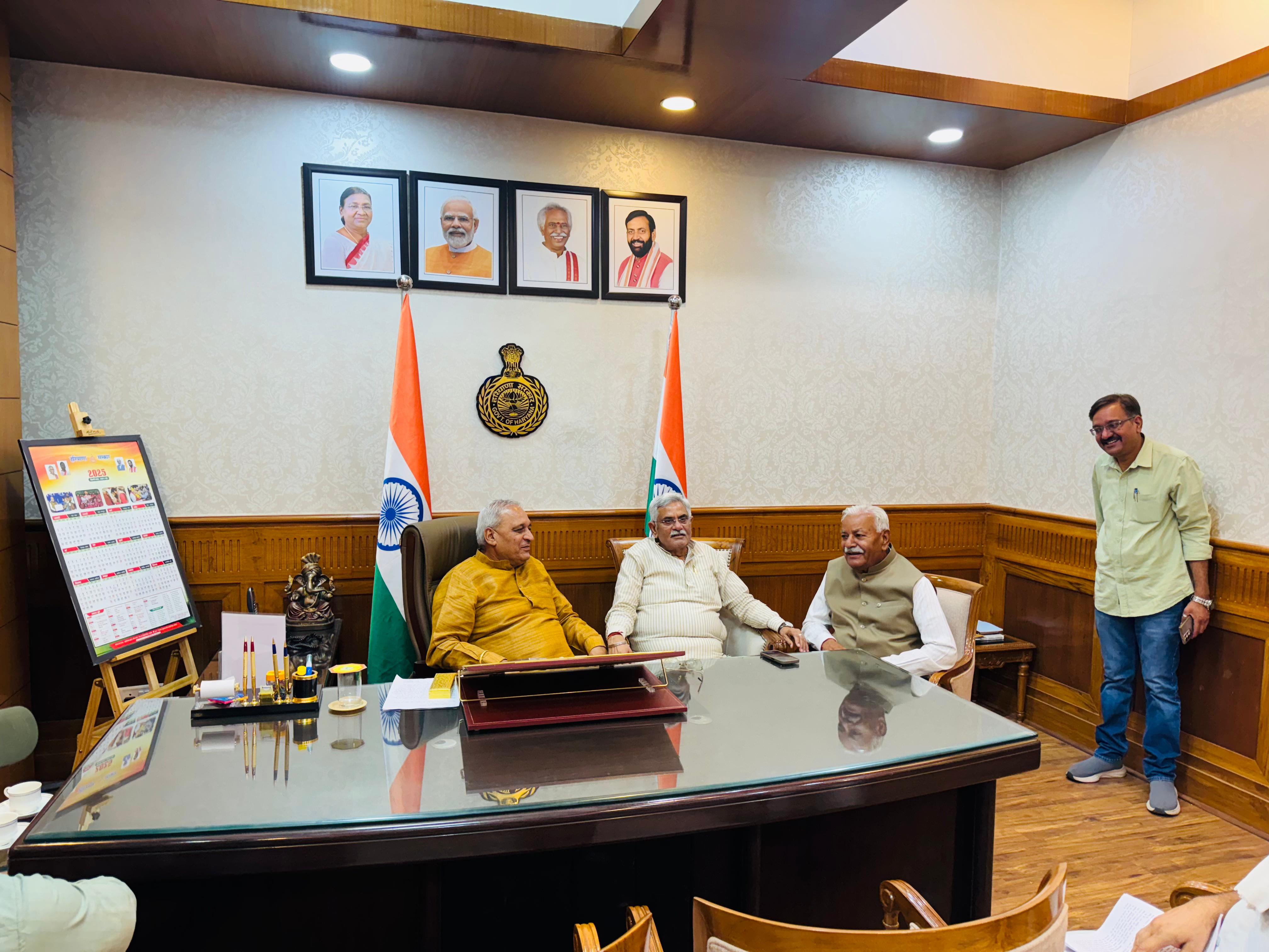 विधायक घनश्याम दास अरोड़ा लोकनिर्माण विभाग मंत्री से मुलाकात करते विधायक घनश्याम दास अरोड़ा लोकनिर्माण विभाग मंत्री से मुलाकात करते