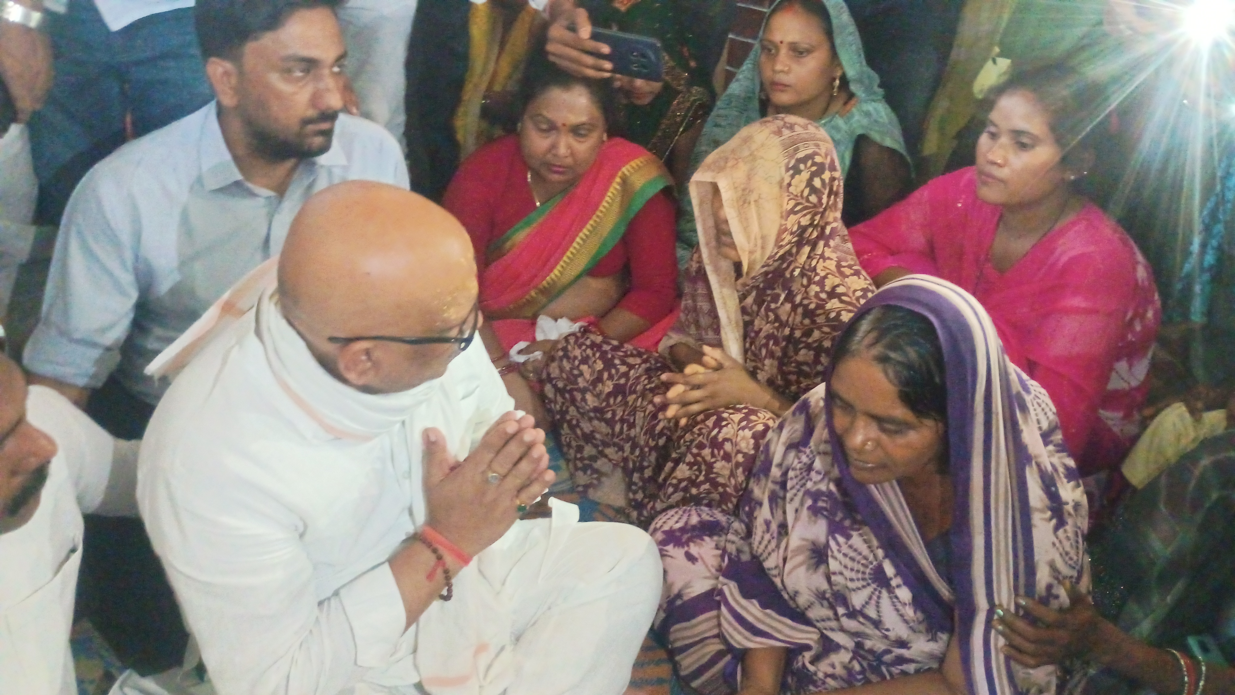पीड़ित परिवार को सांत्वना देते अजय राय पीड़ित परिवार को सांत्वना देते अजय राय