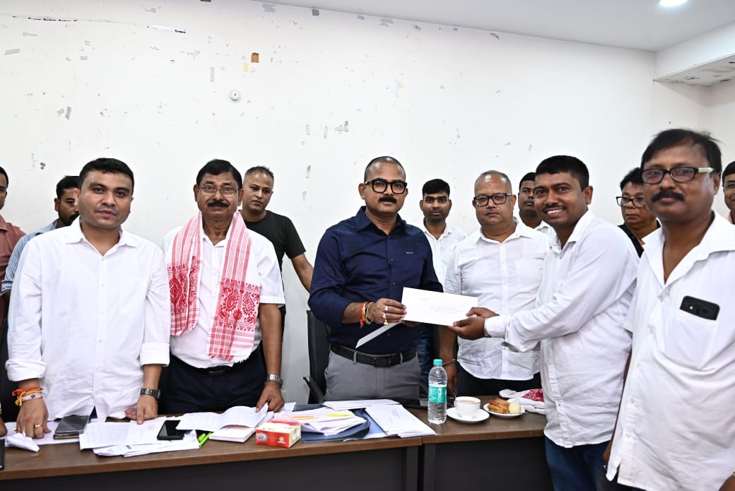 जालुकबाड़ी विस क्षेत्र के 100 धार्मिक स्थलों, नामघरों, क्लबों और पुस्तकालयों को वित्तीय सहायता वितरण करते हुए हेमंत चौधरी। जालुकबाड़ी विस क्षेत्र के 100 धार्मिक स्थलों, नामघरों, क्लबों और पुस्तकालयों को वित्तीय सहायता वितरण करते हुए हेमंत चौधरी।